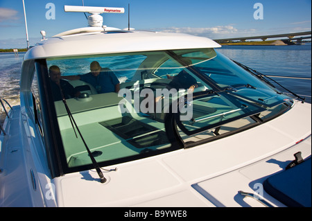 Cabine de bateau sur la rivière en Floride USA | Kabine Motoryacht mit auf einem Fluss en Floride USA Banque D'Images