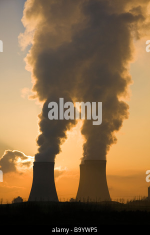 Coucher de soleil derrière les tours de refroidissement, Fiddler's Ferry Power Station, Cuerdley, Warrington, en Angleterre, Hiver 2009 Banque D'Images