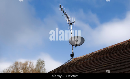 Antenne satellite plat arial Banque D'Images