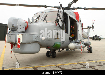 La Marine royale Westland Lynx HMA 8 hélicoptère d'attaque maritime armés de missiles anti navire Skua Mer à Yeovilton Banque D'Images