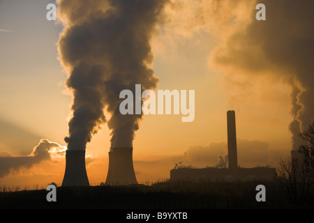 Coucher de soleil derrière les tours de refroidissement, Fiddler's Ferry Power Station, Cuerdley, Warrington, en Angleterre, Hiver 2009 Banque D'Images