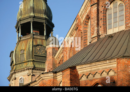 L'horloge et la tour de St Peter's Evangelical Lutheran Church, Riga en Lettonie. Banque D'Images