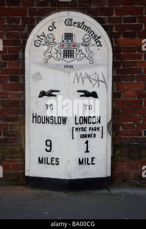 Panneau historique marquant distance à Hounslow et Hyde Park Londres Banque D'Images