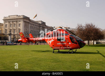 London's Air Ambulance HEMS décolle devant le palais de Buckingham après avoir répondu à une urgence Banque D'Images