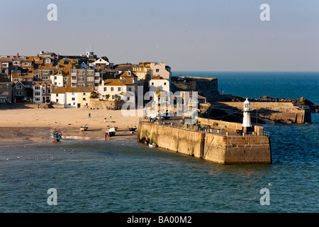 St Ives Harbour et Smeaton's Pier à demi-marée, début du printemps Banque D'Images