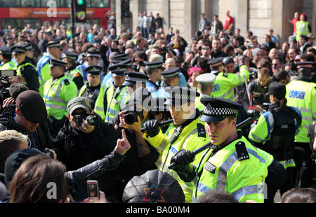 Des manifestants et la police clash à l'extérieur de la Banque d'Angleterre au cours de la 2009 Sommet du G20, Londres, Royaume-Uni. Banque D'Images