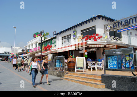 Promenade des bars, Puerto del Carmen, Lanzarote, îles Canaries, Espagne Banque D'Images