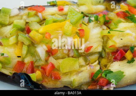 Tranche d'aubergine grillée rempli d'une salade de légumes Banque D'Images