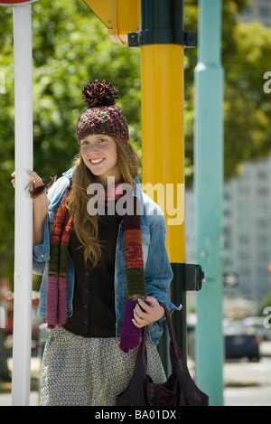 Jeune femme à la mode, vêtements smiling Banque D'Images