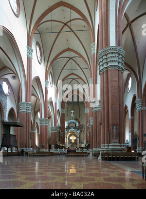 Bologne, Italie. Basilique de San Petronio, nef de l'intérieur. 1390 a commencé, fin gothique. Banque D'Images