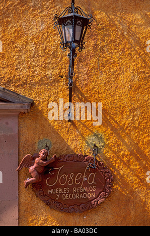 Artisanat meubles store se connecter au canal de Calle de San Miguel de Allende Mexique Banque D'Images