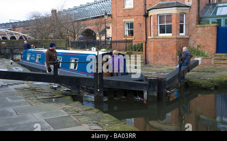 Bateau étroit à 92 Serrure Dukes, B-5520, le Castlefield, Manchester, Angleterre, Hiver 2009 Banque D'Images