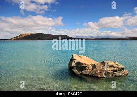 Les eaux turquoises du lac Tekapo en Nouvelle-Zélande avec Mt John dans l'arrière-plan Banque D'Images