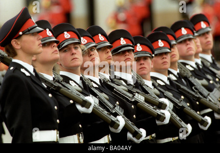 Des cadets de l'officier de sexe féminin passent la parade à l'Académie militaire de Sandhurst au Royaume-Uni Banque D'Images