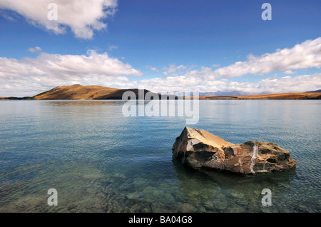 Les eaux turquoises du lac Tekapo en Nouvelle-Zélande avec Mt John dans l'arrière-plan Banque D'Images