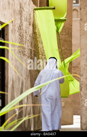 Émirat homme portant costume traditionnel balade dans le quartier historique de Bur Dubaï Bastakia dans la ville de Dubai Banque D'Images