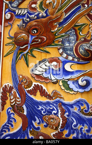 La peinture. Belle peinture et décoration sur la façade de la Temple de mieu. Hue, Vietnam, citadelle Banque D'Images