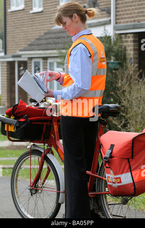 Royal Mail factrice lettres tri sur son tour Banque D'Images