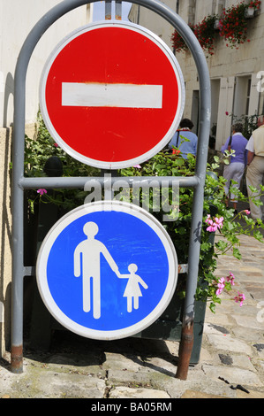 Plaque de rue français zone piéton pas d'entrée pour les véhicules Banque D'Images