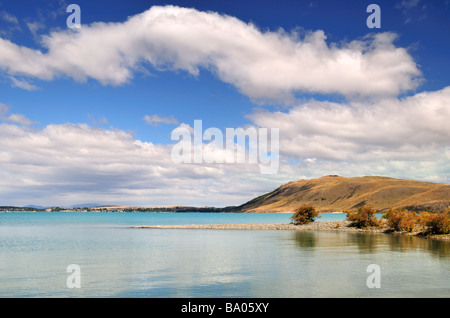 Les eaux turquoises du lac Tekapo en Nouvelle-Zélande avec Mt John dans l'arrière-plan Banque D'Images