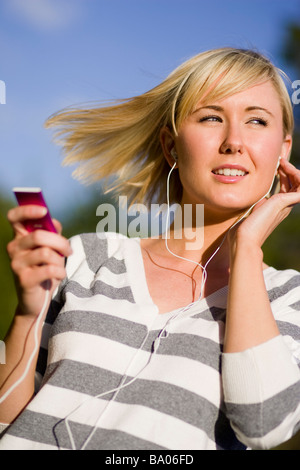 Jeune fille à l'écoute de 'iPod' Banque D'Images