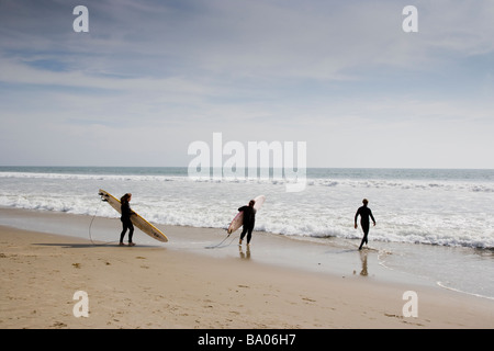 Les surfers sur la plage de Santa Monica Santa Monica Los Angeles California USA Banque D'Images