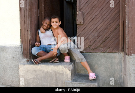 Deux jeunes garçons cubains Banque D'Images