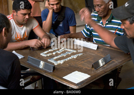 Un groupe d'hommes jouant aux dominos dans La Havane, Cuba Banque D'Images