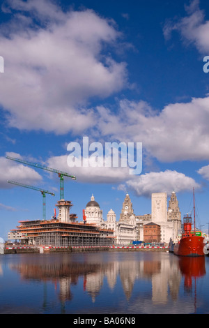 Cunard et bâtiments du foie avec la planète Bar Light amarrés à quai des navires de la conserve, Liverpool, Royaume-Uni Banque D'Images