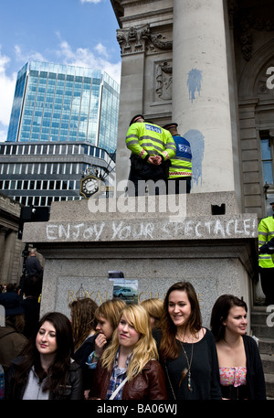 Un groupe de jeunes filles lors d'une manifestation dans la ville de Londres. Banque D'Images