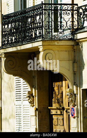 Garde-corps, des détails architecturaux de mens et façade visages entourant une porte et balcon sur l'Ile Saint-Louis à Paris, France Banque D'Images