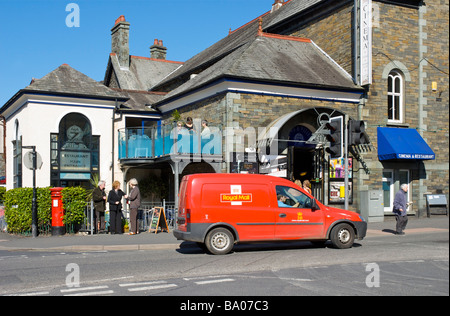 Royal Mail van & Zeffirelli's Cinema et restaurant, Compston Road, Ambleside, Parc National de Lake District, Cumbria, Angleterre, Royaume-Uni Banque D'Images