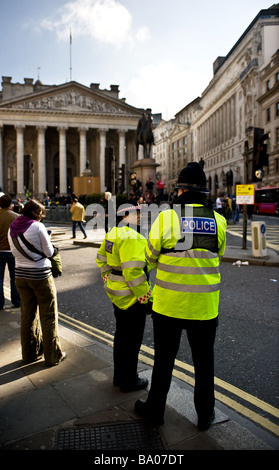 Deux agents de la police métropolitaine de la préparation pour le G20 de démonstration dans la ville de Londres. Banque D'Images