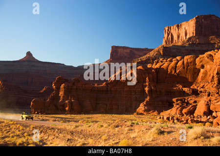 Une jeep sur la route de la potasse dans le district de l'Île Ciel Canyonlands National Park près de Moab Utah Banque D'Images