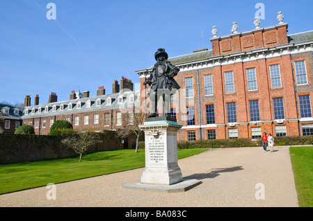 LONDRES, Royaume-Uni — la statue du roi Guillaume III (Guillaume d'Orange) se dresse bien en vue devant le palais de Kensington. Ce monument équestre, représentant le roi d'origine néerlandaise qui a gouverné l'Angleterre, l'Écosse et l'Irlande de 1689 à 1702, sert de grand élément d'entrée à la résidence royale. La statue commémore le rôle important de Guillaume dans l'histoire britannique, y compris son rôle dans la glorieuse Révolution, et son lien avec le palais de Kensington, que lui et sa femme, la reine Marie II, ont transformé en résidence royale. Banque D'Images