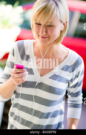 Jeune fille à l'écoute de 'iPod' Banque D'Images