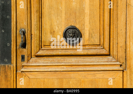 Heurtoir de porte et d'un lion et serpent, photographié sur l'Île Saint-Louis à Paris, France. Banque D'Images