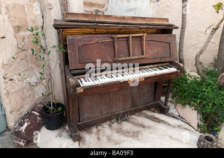 Vieux piano cassée à gauche dans la rue Banque D'Images