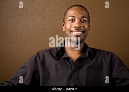 Portrait d'un bel homme noir Banque D'Images