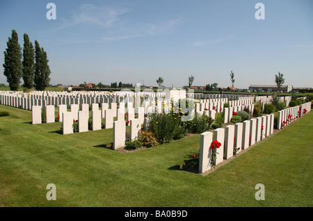 Vue sur les pierres tombales de la CSGC nouveau cimetière militaire de Passchendaele, Passchendaele, en Belgique. Banque D'Images