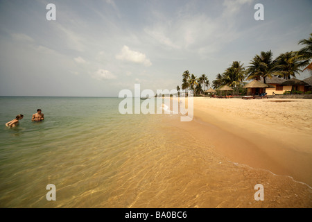 Les touristes la natation dans l'eau claire de Long Beach sur l'île de Phu Quoc Vietnam Banque D'Images