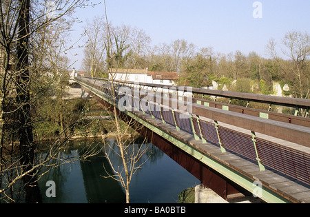 Angoulême, Sud Ouest de la France. Nouvelle passerelle au-dessus de la rivière Charente, reliant le CNBDI au nouveau CIBDI Banque D'Images