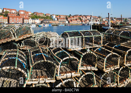 Des casiers à homard sur le quai à Whitby, Côte Est, North Yorkshire, England, United Kingdom Banque D'Images