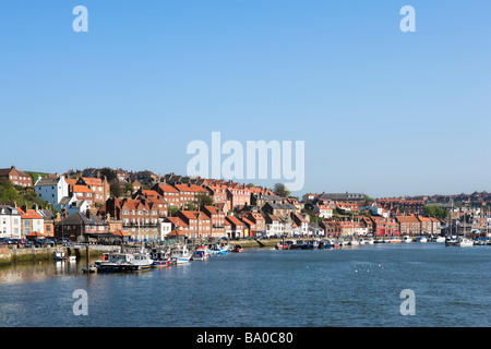 Vue sur le port, Whitby, Côte Est, North Yorkshire, England, United Kingdom Banque D'Images