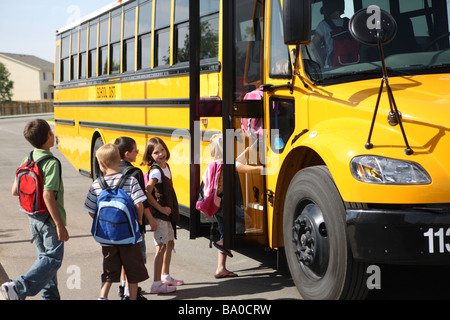 Les enfants de monter dans le bus scolaire Banque D'Images