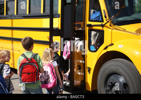 Les enfants de monter dans le bus scolaire Banque D'Images