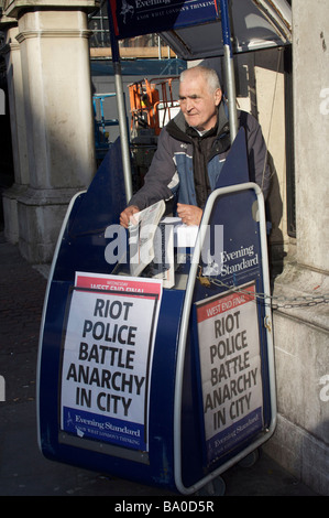 Man selling Evening Standard. Banque D'Images