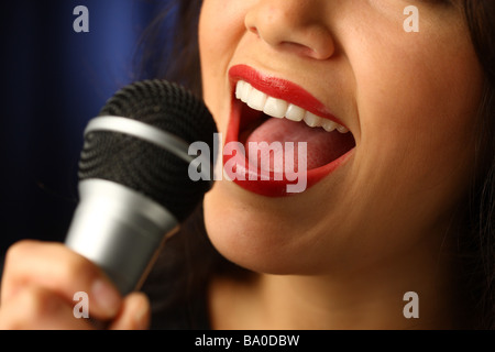 Close up of mouth singing into microphone Banque D'Images