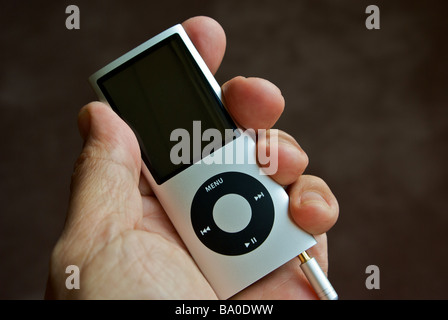 Hand holding Apple iPod Nano MP3 player portable stéréo personnelle Banque D'Images