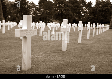 Stand croix blanches en souvenir et de marquage des tombes des militaires américains qui sont morts dans la deuxième guerre mondiale, lors du débarquement. Banque D'Images